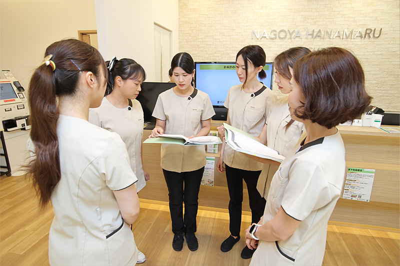 午後の診療準備を行う医療事務スタッフ