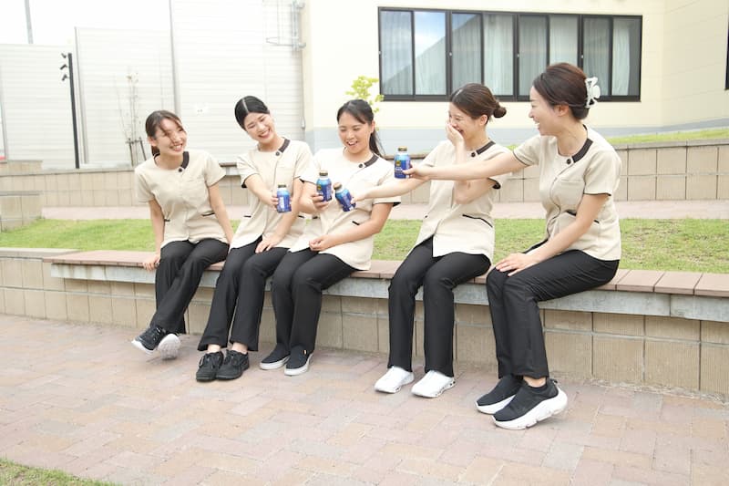 休憩時間にリラックスする医療事務スタッフたち