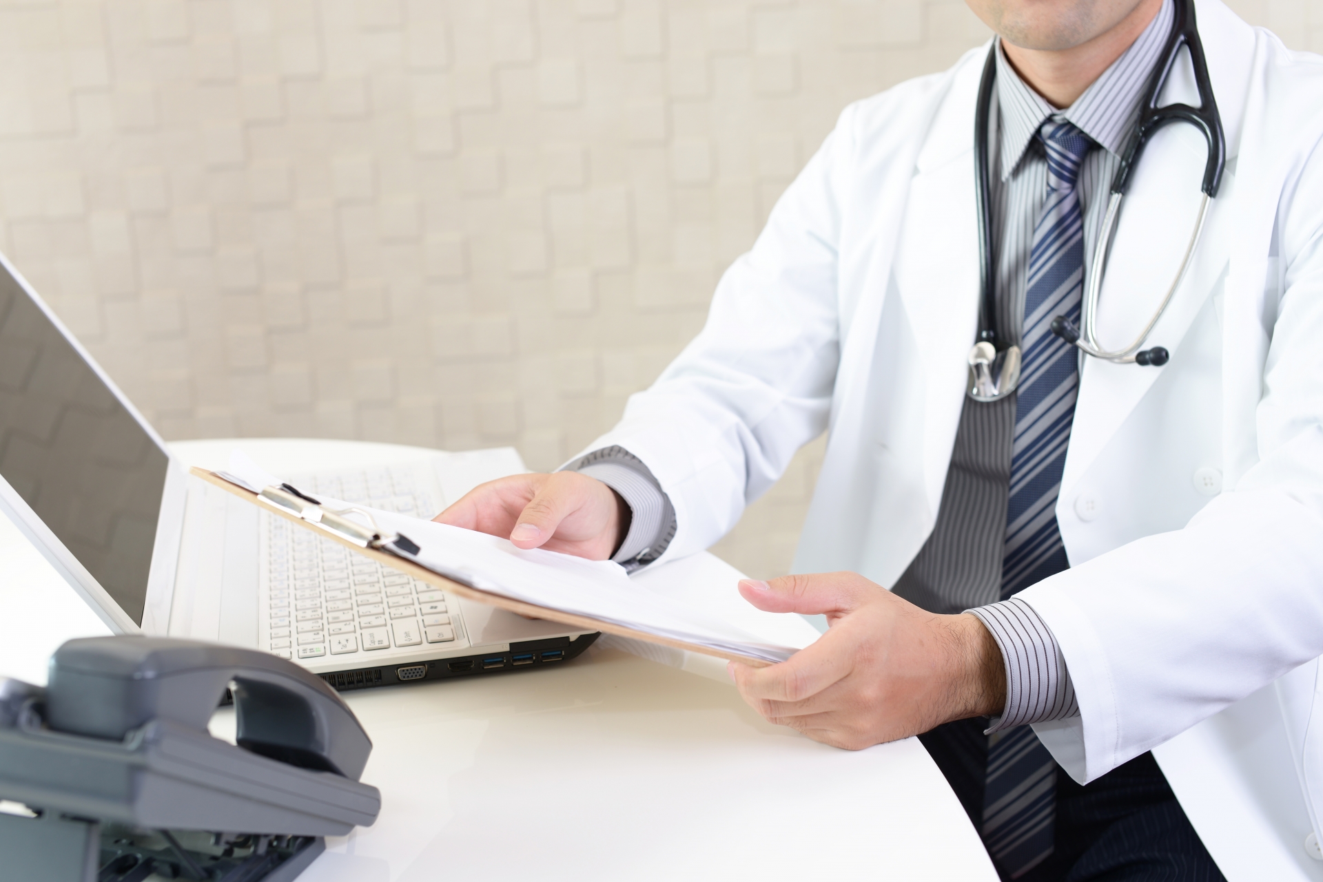 カルテを持った男性ドクター