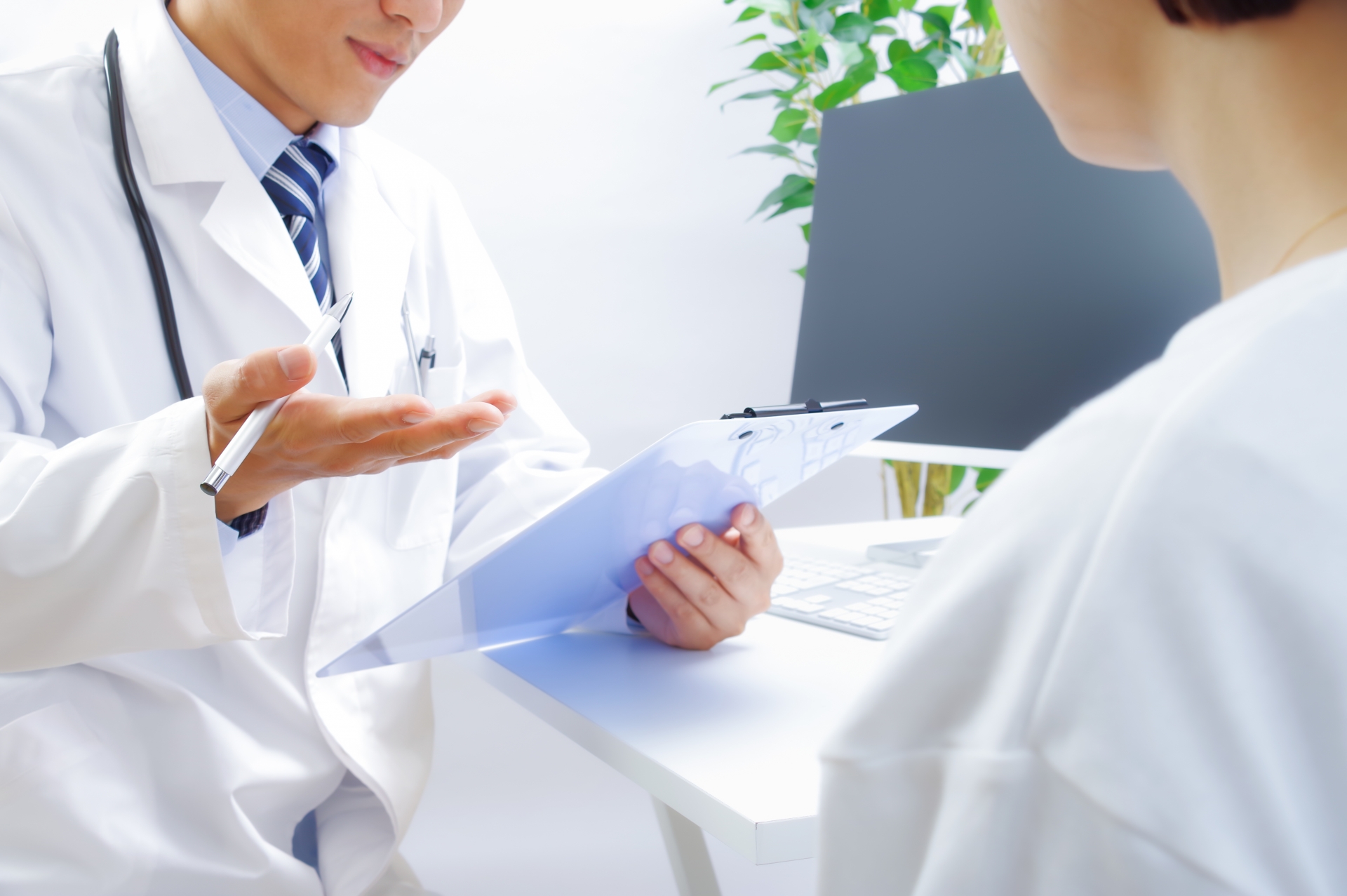 ドクターと問診を受けている女性