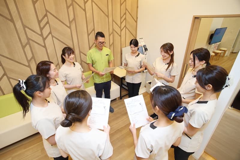 朝礼で挨拶を交わす医療事務スタッフたち